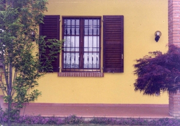 griglia pino lamellare centro storico tinto noce+finestre pino lamellare tinto noce